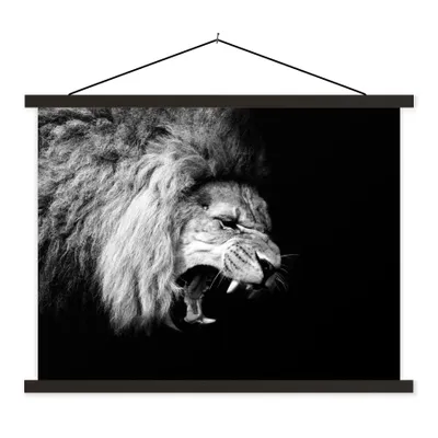 Produktbild von MuchoWow® Textilposter Löwe - Porträt - Schwarz - Weiß - Tiere 60x45 cm mit schwarzem Rahmen - Poster Schlafzimmer