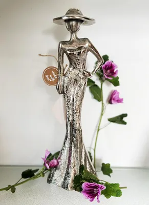 Produktbild von Design Skulptur Elegante Lady mit Hut 30cm Silber Farben Aluminium Wohnzimmer Skulpturen Deko Modern