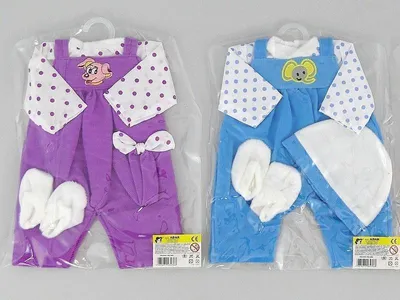 Produktbild von Puppenkleidung für 40cm Puppen mit verschiedenen Mustern und Kleiderbügel