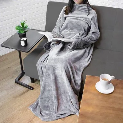 Produktbild von Unyqoos® Fleecedecke mit Ärmeln 160 x 230 cm, 100% Mikrofaser-Polyester, hellgrau, extra lang mit Tasche für Handy oder Fernbedienung
