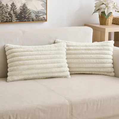 Produktbild von Plüschkissenbezug 30 x 50 cm, dekorative, flauschige Kissenbezüge, Sofakissen aus Kunstfell, flauschige Dekokissen, Kissenbezüge für Wohnzimmer, Schlafzimmer, Sofa, Kuschelkissen, weiß, 2er-Set