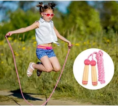 Produktbild von Kinder Springseil - Baumwolle mit Holzgriff - Verstellbar - 245 cm - Für Außenaktivitäten und Training in der Schule