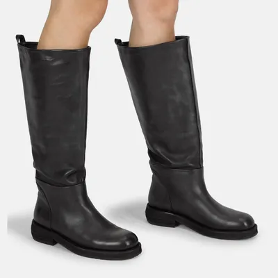 Produktbild von Leder Stiefel mit breitem Schaft, niedrigem Absatz, gepolstertem Wechselfußbett und markanter Zehenform