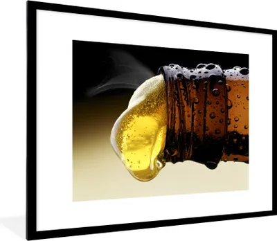 Produktbild von MuchoWow® Gerahmtes Poster Einschenken von Bier aus einer Bierflasche 80x60 cm - Poster mit Schwarzem Bilderrahmen Wandposter Rahmen Foto Bilder - Schlafzimmer-Dekorationen - Fotoposter
