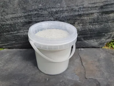 Produktbild von 600ml Eimer Urgesteinsmehl aus Franken Diabas Mineraldünger Bodenaktivator