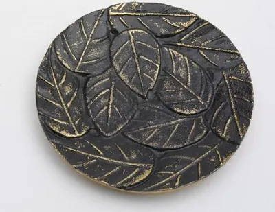 Produktbild von Kerzenteller, Dekoteller aus Alu in Blätterstruktur schwarz/gold, Ø 12 cm