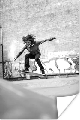 Produktbild von MuchoWow® Poster Ein Mädchen macht einen Stunt mit ihrem Skateboard - schwarz und weiß 40x60 cm - Plakate für die Wand - Poster Babyzimmer