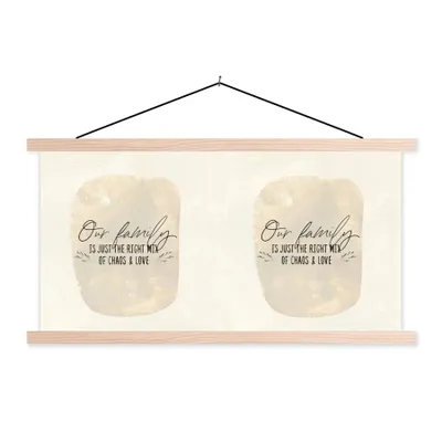 Produktbild von MuchoWow® Textilposter Zitate - Unsere Familie ist genau die richtige Mischung aus Chaos und Liebe - Sprüche - Familie 60x30 cm mit holzfarbenen Rahmen - Dekoration