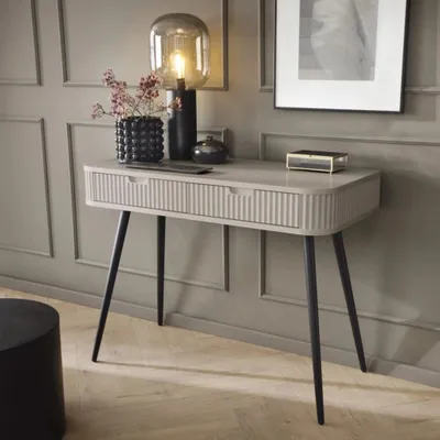 Produktbild von Schminktisch Porto 103 cm in Cashmere mit Zwei Gerillten Schubladen und Schwarzen Metallfüßen