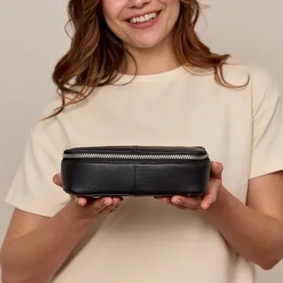 Produktbild von Stricktasche Daline - Häkeletui für Damen und Herren aus schwarzem Leder