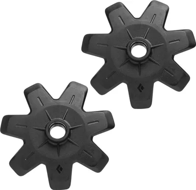 Zwei schwarze Powder Baskets für Skistöcke von Black Diamond; mit sechs Zacken und zentralem Loch.
