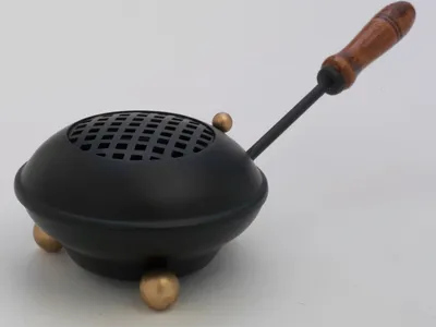Produktbild von Weihrauchpfanne, Räucherpfanne aus Eisen in Schwarz mit Holzgriff Ø 11 cm für Räucherkohle