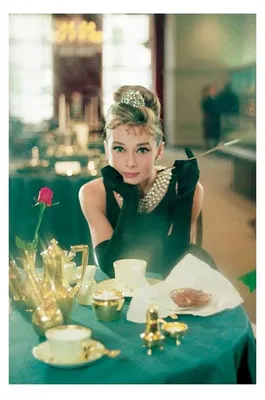 Produktbild von Audrey Hepburn – Frühstück bei Tiffany – Farbiger Kunstdruck – 61 x 91,5 cm – Poster