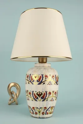 Immagine prodotto di Opviq, lampada da tavolo di alta qualità, corpo in Vetroceramica, color crema, altezza 52 cm, diametro del paralume 32 cm, cavo da 150 cm, attacco E27 max. 40 W, IP20, ideale per interni moderni e in stile etnico.