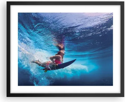 Produktbild von Gerahmtes Poster - Schwarzer Rahmen - Surfen Frau Unterwasser - 50x40 cm - Wand Bild - Wanddeko - Wandbilder - Wandposter - Bilderrahmen - Bilder - Kunstdruck - Wandbild - P2BAA50x40-4274