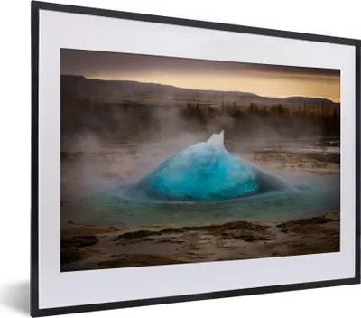 Produktbild von MuchoWow® MuchoWow® Gerahmtes Poster Der aufsteigende Geysir im europäischen Island 40x30 cm - Poster mit zchwarzem Bilderrahmen - Bilderrahmen - Poster im Rahmen