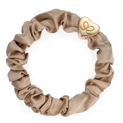 Produktbild von By Eloise London Gold Heart Silk Scrunchie Sand
