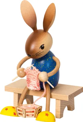 Produktbild von Drechslerei Kuhnert - Hasen mit langen Beinen - mit Strickzeug - die perfekte Osterdekoration für jeden Haushalt - Hasen stehend ca. 19cm -