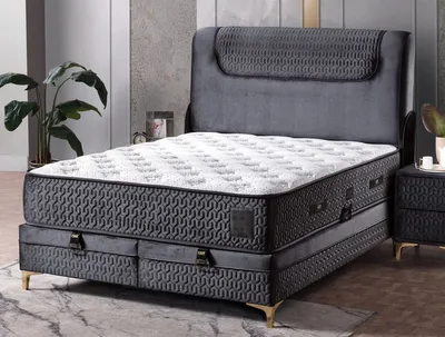 Produktbild von Casa Padrino Luxus Doppelbett Schwarz / Weiß / Gold 180 x 200 cm - Massivholz Bett mit Kopfteil und Matratze - Schlafzimmer Möbel - Hotel Möbel - Luxus Möbel - Luxus Einrichtung