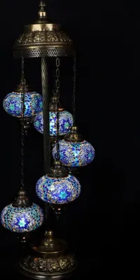 Zdjęcie produktu dla Lampa podłogowa Turkse z 5 kulami – ręcznie wykonana lampa wielkanocna z mozaiki szklanej w kolorze niebieskim – wysokość 120 cm