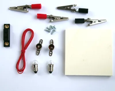 Produktbild von Grundschaltung Elektrotechnik auf Holzbrettchen