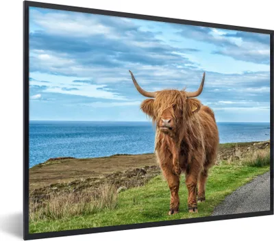 Produktbild von MuchoWow® Gerahmtes Poster Schottischer Highlander - Wasser - Hörner 40x30 cm - Poster mit Schwarzem Bilderrahmen Wandposter Rahmen Foto Bilder - Kunstposter - Wanddekorationen
