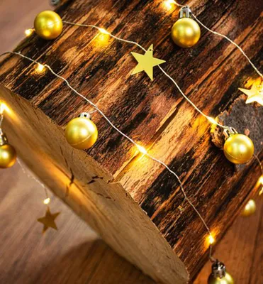 Immagine prodotto di Catena MAGICHOME 20 LED bianco caldo, con fiocchi di neve e baubles, dorata, 2xAA