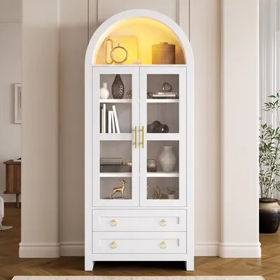 Immagine prodotto di Mobiletto alto espositivo con 2 ante e 2 cassetti, armadietto in vetro con illuminazione a LED, mobiletto alto con design retro e arco, realizzato in MDF e pannello di fibra a media densità, colore bianco