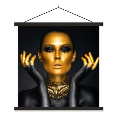 Produktbild von MuchoWow® Textilposter Frau - Porträt - Gold - Luxus - Schwarz 60x60 cm mit schwarzem Rahmen - Posteraufhänger