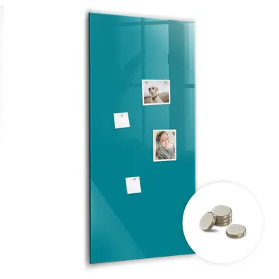 Imagen del producto de Pizarra magnética de pared, con superficie de vidrio y diseño curvo. Incluye 5 imanes. Dimensiones: 60x120 cm. Color: azul marino