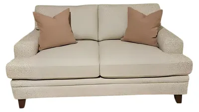 Productafbeelding van Elegant, beige tweezitsbank. Ideaal voor kleine ruimtes.