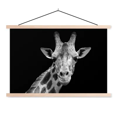 Produktbild von MuchoWow® Textilposter Giraffe - Wildtiere - Schwarz - Weiß - Porträt 120x80 cm mit holzfarbenen Rahmen - Aufhängeset