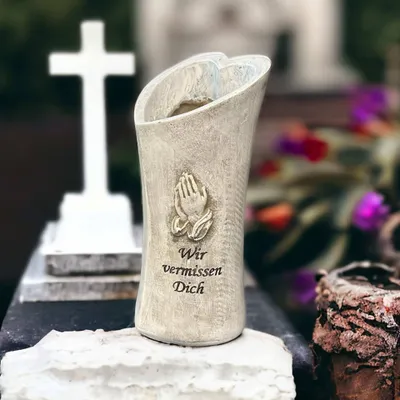 Immagine prodotto di eberin - Vaso per tombe con cuore che si apre e mani che pregano - Simbolo di ricordo eterno - Vaso stabile per il cimitero - Altezza 18 cm