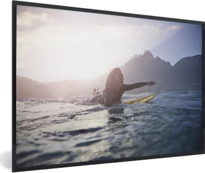 Produktbild von MuchoWow® Gerahmtes Poster Weiblicher Surfer paddelt 30x20 cm - Poster mit Schwarzem Bilderrahmen Wandposter Rahmen Foto Bilder - Kunstdruck - Bild-Poster