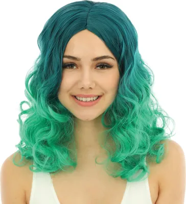 Frau mit türkis-grüner Langhaarperücke im Ombre-Look, Frontansicht.