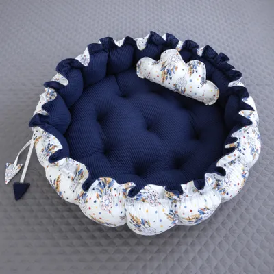 Produktbild von Zweiseitig Babynest ENGELSNEST XXL Dunkelblau WAFFELPIQUE/ Traumfänger Ecru Baumwolle + Wolke Kissen (Reisebett Nestchen Ausstattung SET)
