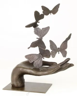 Produktbild von Casa Padrino Designer Skulptur Hand mit Schmetterlinge Bronze 26,7 x 13,7 x H. 33,5 cm - Luxus Deko