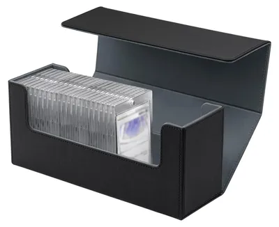 Immagine prodotto di Scatola per mazzo di carte Tolesum, compatibile con Magic: The Gathering, per contenere più di 580 carte non protette/carte da collezione con protezioni da 35 punti/130 punti. Scatola in con chiusura magnetica, compatibile con carte Magic, Commander e altri giochi di carte (TCG). Colore: nero e grigio