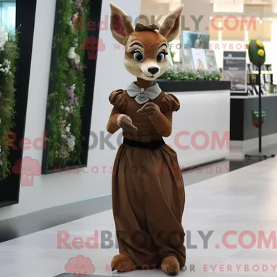 Produktbild von Maskottchencharakter REDBROKOLY eines braunen Rehs mit Abendkleid und Hosenträgern