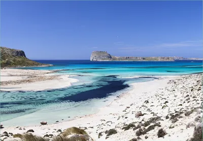 Produktbild von Wallario Fototapete Vliestapete, seidenmatte Oberfläche, einfache Verarbeitung, Größe 300 x 210 cm, Motiv Einsame Bucht mit weißem Sand und klarem Wasser