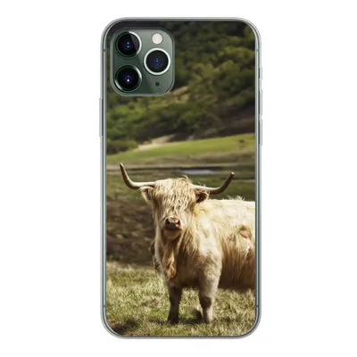 Produktbild von MuchoWow® Handyhülle Schutzhülle Hülle für iPhone 11 Pro Schottische Highlander - Pfad - Wald Silikon Softcase Handy Hülle - Handy