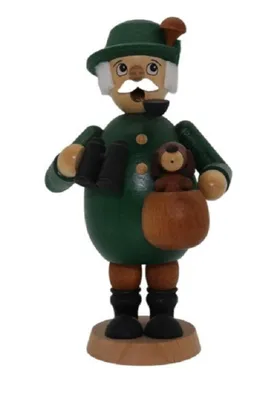 Jäger trägt grünen Hut mit Feder und grüne Jacke. Er hält ein Fernglas in der Hand.