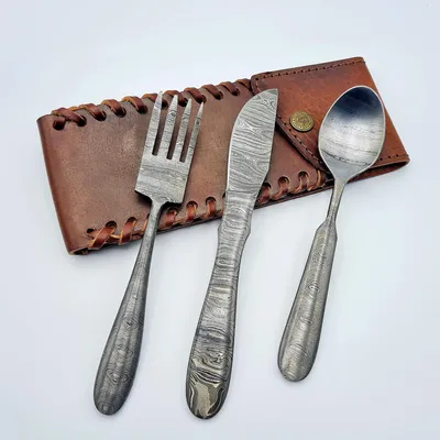 Image de Ensemble de couverts en acier damassé forgé à la main avec étui en cuir