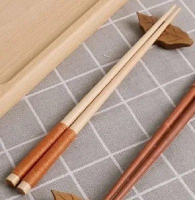 Immagine prodotto di Bacchette giapponesi – realizzate a mano – in legno di castagno – bacchette per mangiare – posate – con supporto incluso – marrone chiaro/marrone chiaro