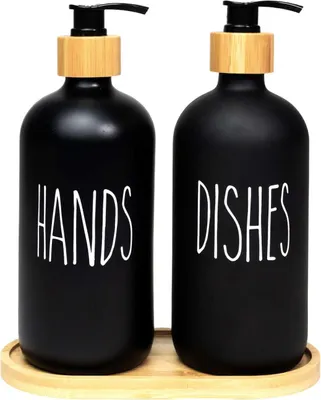 Produktbild von Intirilife 3-teiliges Seifenspender Set aus Glas in Schwarz mit Bambus Tablett - 500 ml Füllmenge - 17.5 x 8.8 x 20.6 cm - 2 Spender für Seife und Geschirrspülmittel Handseifenspender für Küche Bad