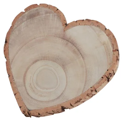 Herzförmige Baumscheibe aus Naturholz mit sichtbaren Jahresringen.