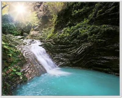 Produktbild von Wallario Wandbild Wasserfall in einen verborgenen See, Größe: 40,30 x 50,30 cm, Poster mit weißem Aluminiumrahmen