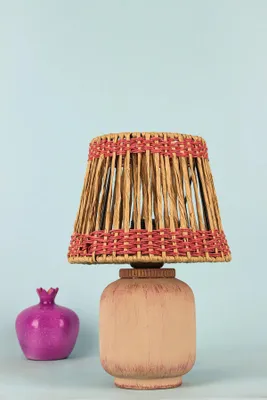 Produktbild von Opviq, Hochwertige Tischlampe, Keramikkörper in Pink, Höhe: 30 cm, Ø20 cm, Rafia-Schirm, 150 cm Kabel, E27 Fassung, Max 40 W, IP20 | Perfekt für Boho & rustikale Wohnräume.