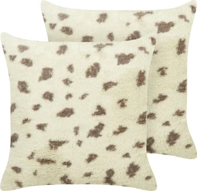 Produktbild von BELIANI Dekokissen 2er Set Beige aus Kunstfell 45 x 45 cm Quadratisch Flauschig Weich Deko Dekoration Wohnaccessoires für Wohnzimmer Schlafzimmer