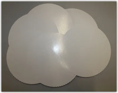 Produktbild von 200 Stück Tortenuntersetzer, Pappe rund Ø 28cm weiß mit zackigem Rand Tortenplatten mit Folie beschichtet, verhindert Durchnässen